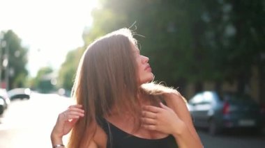 güzel kız yolda poz