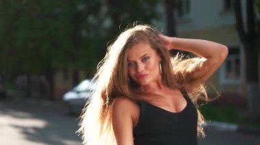 Yolda poz şık güzel kadın