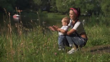 Çok bebekle, açık oynayan anne