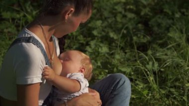 Anne bebeğini doğa havada besleme