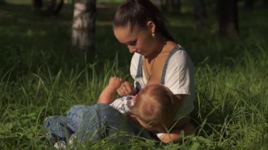 oldukça anne bebeğini doğa havada besleme