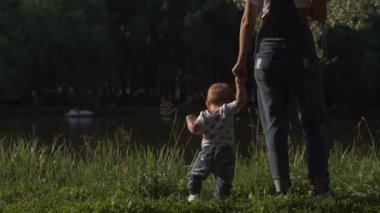 Anne ile bebeği, açık