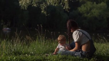 Anne ile bebeği açık çiçek