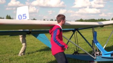 Eski bir uçak araçlarla çalışma