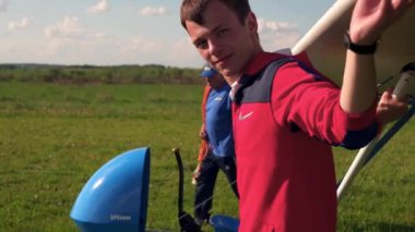 İki adam eski bir uçak taşıyan