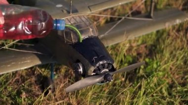 Model uçak elinde körüklüyor