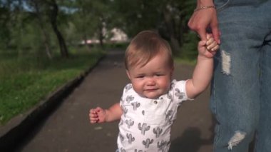 mutlu anne öğretim bebek yürümek