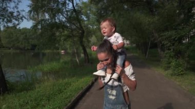 Anne bebek ile eğlenmek, açık