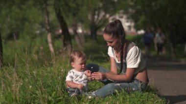 Açık malzeme çekme çiçekler, bebekle anne