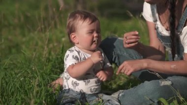 Açık, şirin bebek ile anne