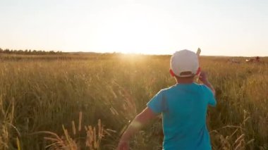 doğru alan kaçmanın bir oyuncak uçak ile küçük bir çocuk