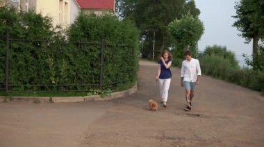 Çift ve onların köpek parkta