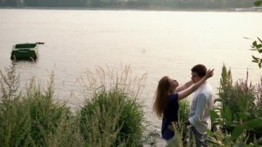 Nehrin yanında çift ayakta