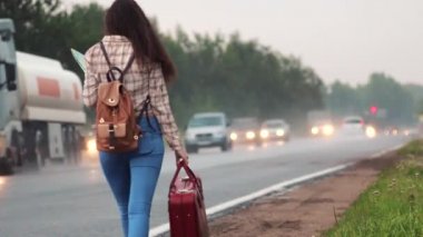 Bir araba bir yol üzerinde alıcı Gezgin kadın