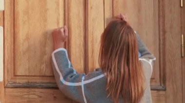 Umutsuzluk içinde kapıyı kız