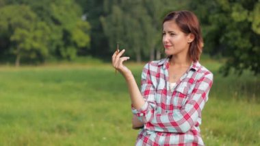 Mutlu kadın sanatçı