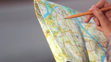 Bir yol arama Gezgin kadın