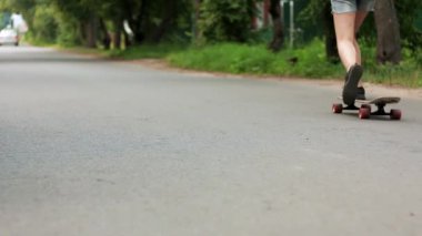 Güzel kadın longboard üzerinde sürme
