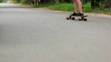 Kadın ayakları longboard üzerinde sürme