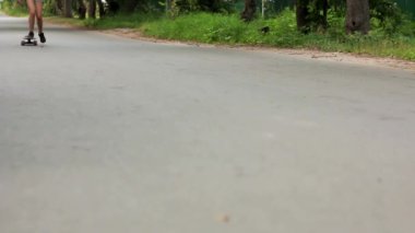 Güzel kadının ayak longboard üzerinde sürme