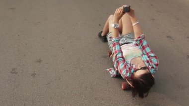 Güzel kadın bir longboard üzerinde yalan