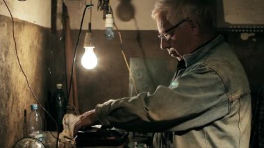 garajında çalışan makinist