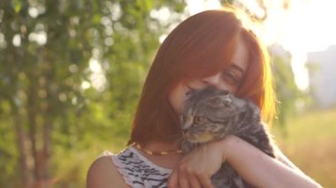 scottish fold kedi dışında kadınla