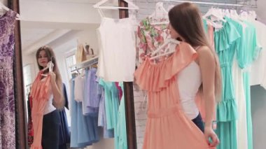 alışveriş merkezinde aynası önünde kız