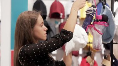 Bir kız bir kap seçme shoping Merkezi