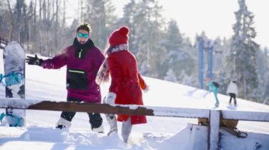 Genç çift, Alp karşılamak birlikte beldesinde