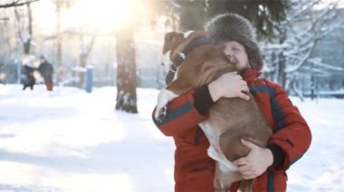 Sarılma ve öpüşme onun köpek adam