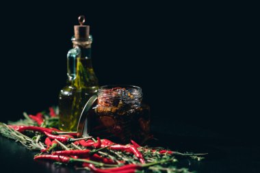 zeytin yağı, pişmiş domates ve biber üzerine siyah izole