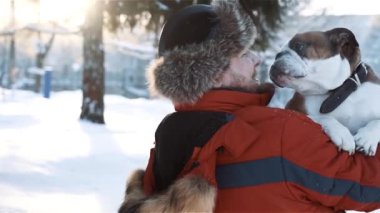 Adam köpeğini kucaklıyor