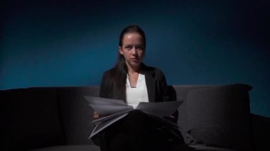 iş kadını damla yığın kağıt, dramatik ışık