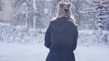 Neşeli kadının kış