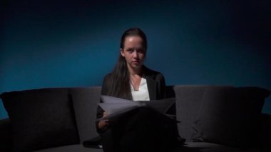 kağıt ile çalışan ciddi kadın