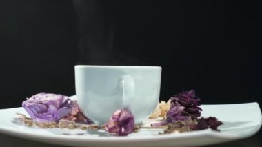 Çay siyah izole çiçek döndürme