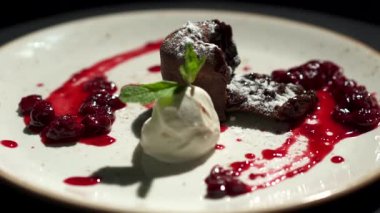 vanilyalı dondurma dönen çikolatalı puding