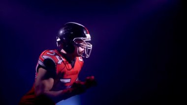 Bir topu yakalıyor Amerikan futbolu oyuncusu