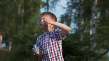 küçük çocuk sabun köpüğü ile oynarken açık