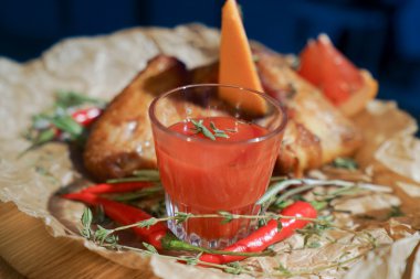 Greyfurt ile kızarmış baharatlı tavuk kanatları