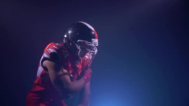 Kaçmak bir topu yakalıyor Amerikan futbolu oyuncusu