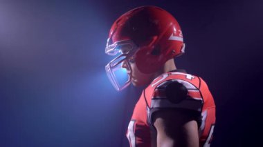 Kaskını dokunmadan Amerikan futbolu oyuncusu