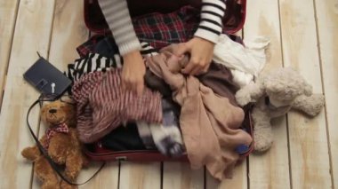 kadının el giysiler kaotik bir şekilde ambalaj