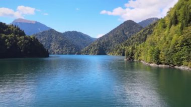 Dağ Gölü 'nün hava aracı görüntüsü ve insanlar gün batımında sörf tahtasında kürek çekiyorlar. Mekan ve arkaplanı kopyala, yaz boyunca su sporu yap. Aktif turizm ve seyahat kavramı.