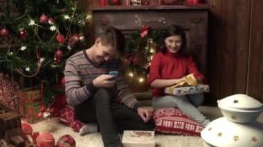 Aile çifti evde hediyeleri paketliyor. İlişki, aile, Noel, yeni yıl, tatil uzlaşması..