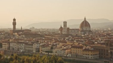 Floransa 'daki şehir manzarası akşamında hava veya kuadrokopterden hava görüntüsü. Eski ya da eski şehir manzarası, ortaçağ kültürü. Binaların, katedralin ve kubbelerin ön cephelerinin üst görüntüsü.