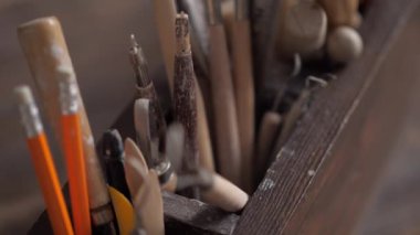 Seramik el sanatları için çömlek aletlerini kapatın. Enstrümanlarla çalışmak. El yapımı ve yaratıcılık kavramı. Sanat eseri yaşam tarzı ve fotokopi alanı. Atölye ve master sınıfı