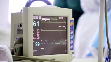 Hastane ameliyat odasındaki bilgisayar monitörünü kapat. Coronavirus, covid pandemik konsept. Bir hastanın tedavisi, tıbbi prosedürler. Sağlık ve İlaç.