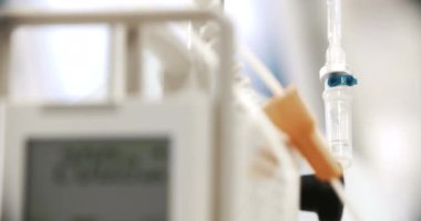 Hastane ameliyat odasındaki bilgisayar monitörünü kapat. Coronavirus, covid pandemik konsept. Sağlık ve ilaç. Bir hastanın tedavisi, tıbbi prosedürler.